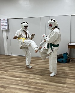 黒帯　稽古　空手道場　新極真会　格闘技